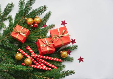 Noel kompozisyon, çam dalları hediyeler kırmızı kutularında, Noel dekor için