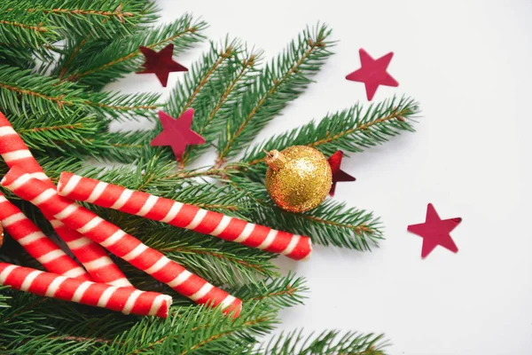 Composición de Navidad, ramas de abeto para regalos en cajas rojas, decoración de Navidad — Foto de Stock
