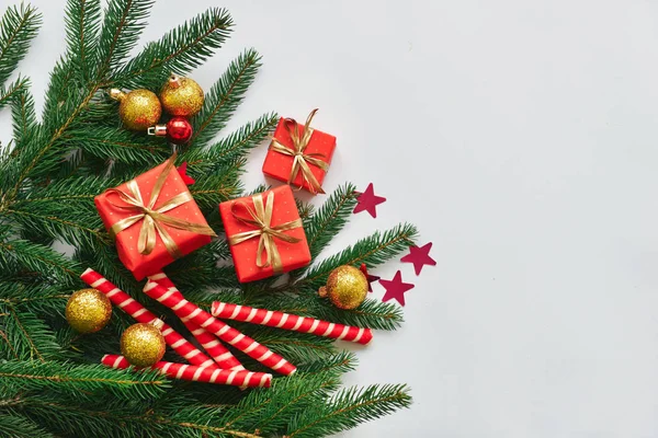 Karácsonyi összetétele, a fenyő ágak ajándékok a piros dobozok, karácsonyi dekoráció — Stock Fotó