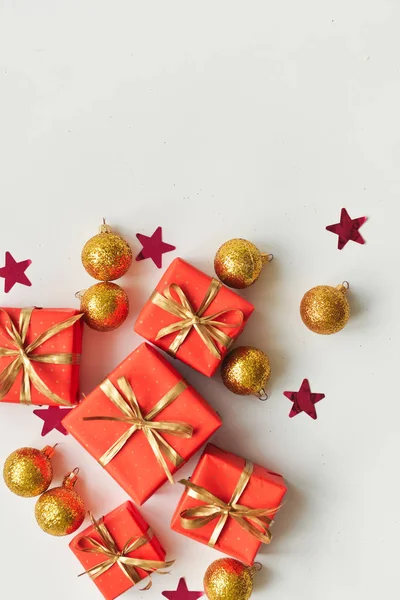 Noel kompozisyon, çam dalları hediyeler kırmızı kutularında, Noel dekor için