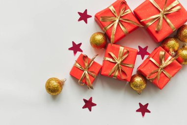 Noel kompozisyon, çam dalları hediyeler kırmızı kutularında, Noel dekor için