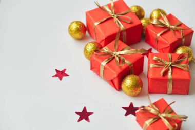 Noel kompozisyon, çam dalları hediyeler kırmızı kutularında, Noel dekor için