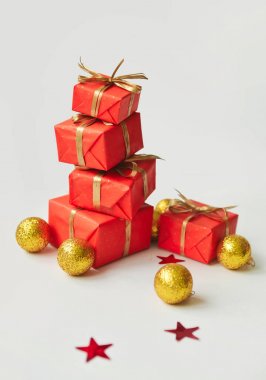 Noel kompozisyon, çam dalları hediyeler kırmızı kutularında, Noel dekor için