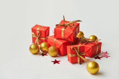 Noel kompozisyon, çam dalları hediyeler kırmızı kutularında, Noel dekor için