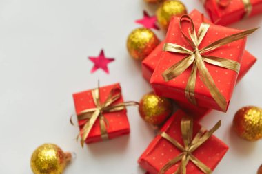 Noel kompozisyon, çam dalları hediyeler kırmızı kutularında, Noel dekor için