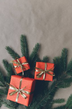 Noel kompozisyon, çam dalları hediyeler kırmızı kutularında, Noel dekor için