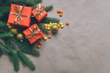 Noel kompozisyon, çam dalları hediyeler kırmızı kutularında, Noel dekor için