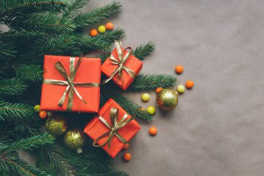 Noel kompozisyon, çam dalları hediyeler kırmızı kutularında, Noel dekor için