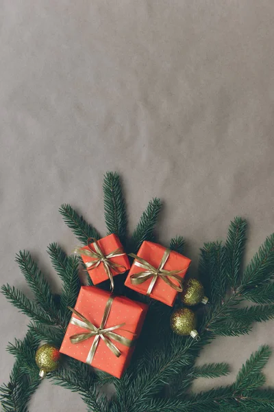 Noel kompozisyon, çam dalları hediyeler kırmızı kutularında, Noel dekor için