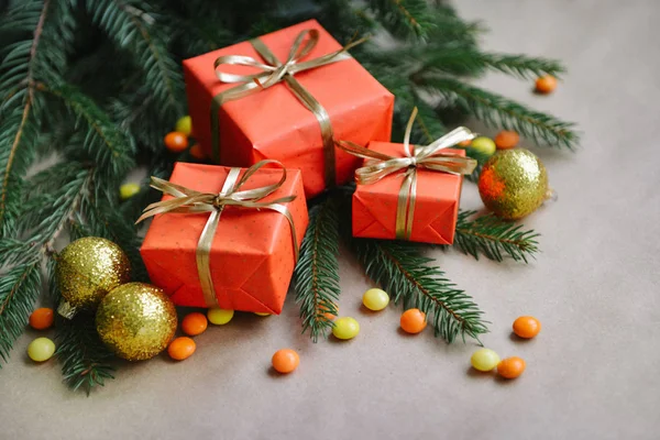 Різдвяна композиція, ялинові гілки до подарунків у червоних коробках, різдвяний декор — стокове фото