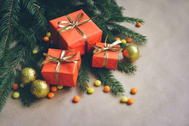 Noel kompozisyon, çam dalları hediyeler kırmızı kutularında, Noel dekor için