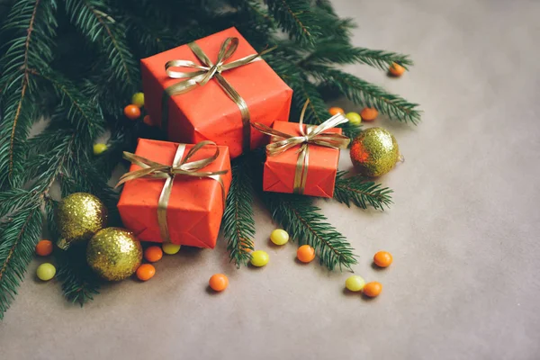Noel kompozisyon, çam dalları hediyeler kırmızı kutularında, Noel dekor için