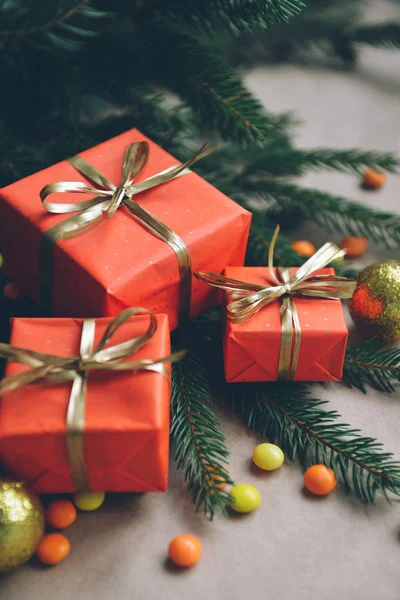 Noel kompozisyon, çam dalları hediyeler kırmızı kutularında, Noel dekor için