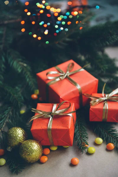 Noel kompozisyon, çam dalları hediyeler kırmızı kutularında, Noel dekor için