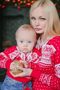 Anne ve çocuk bir Noel ağacı zemin karşı. aile fotoğrafı