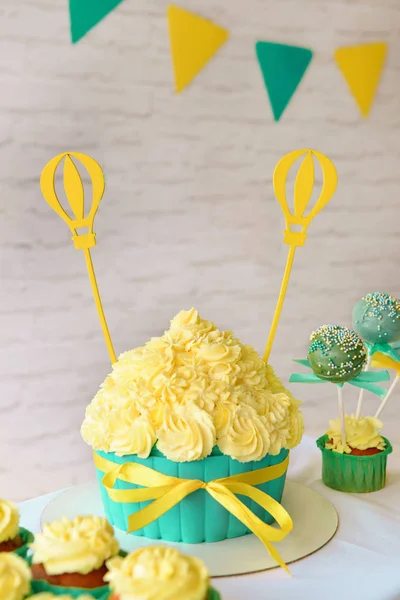 Décor pour une fête d'anniversaire. barre sucrée, écraser l'idée de gâteau — Photo