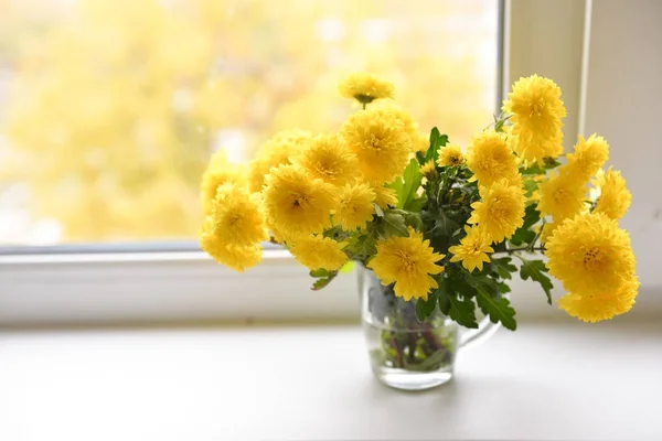 Autumn bouquet chrysanthemums is on the window — Stock Photo, Image