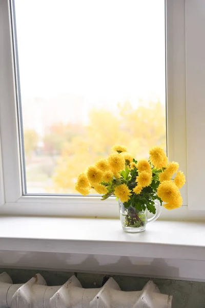 Ramo de otoño crisantemos está en la ventana —  Fotos de Stock