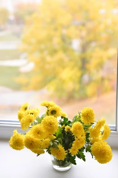 Φθινόπωρο μπουκέτο χρυσάνθεμα είναι από το παράθυρο — Φωτογραφία Αρχείου