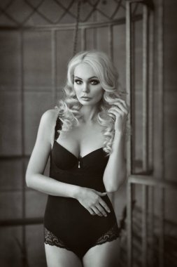 bir kafeste siyah kanatlı sarışın bir kadın. Angel, Tasavvuf