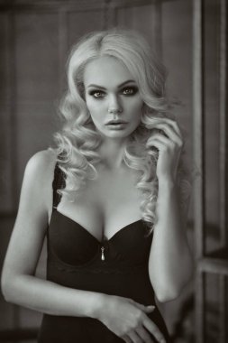 bir kafeste siyah kanatlı sarışın bir kadın. Angel, Tasavvuf