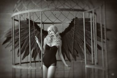 bir kafeste siyah kanatlı sarışın bir kadın. Angel, Tasavvuf