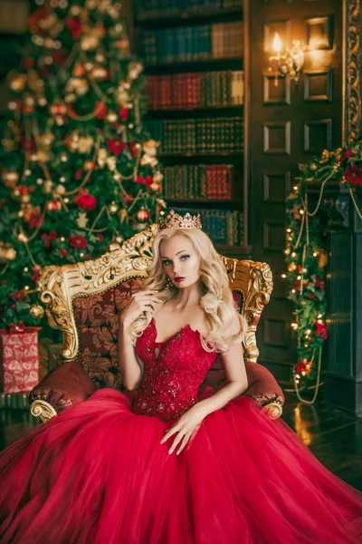 queen woman against the backdrop of a Christmas tree