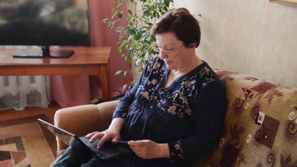 Mulher fazendo pagamento on-line em um cartão de plástico usando um laptop — Vídeo de Stock