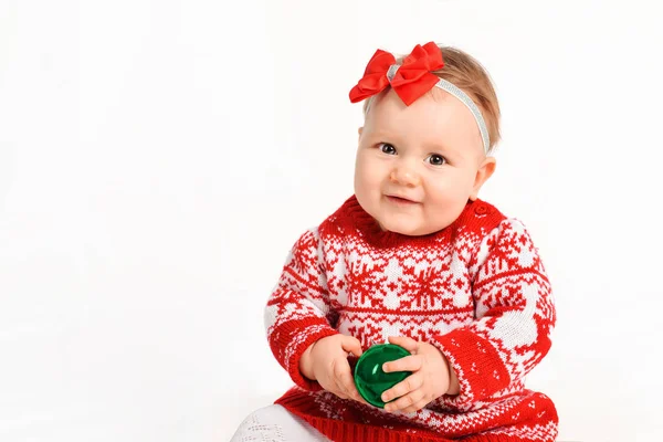 Bambina in costume natalizio con giocattoli di Capodanno — Foto Stock
