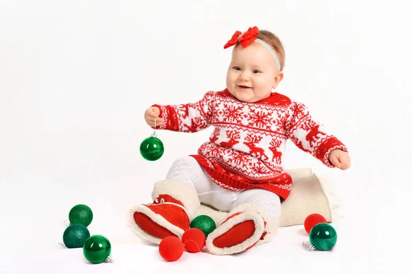 Petite fille en costume de Noël avec des jouets de nouvelle année — Photo