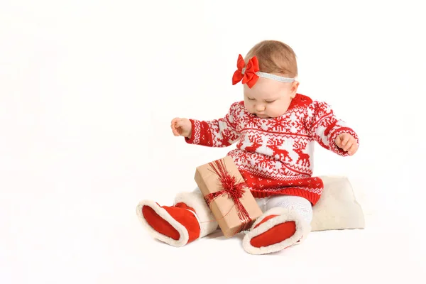 Bébé dans un costume de Noël est assis avec des cadeaux. beaux cadeaux du Nouvel An — Photo