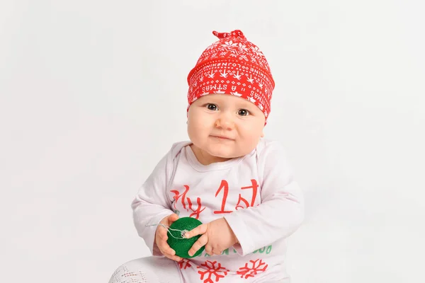 Bambina in costume natalizio con palla di nuovo albero di Natale bambino — Foto Stock