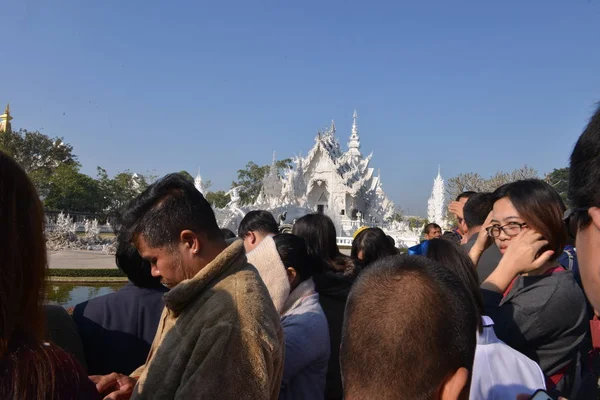 Wat Rong Khun, witte tempel in Thailand met toeristen — Stockfoto