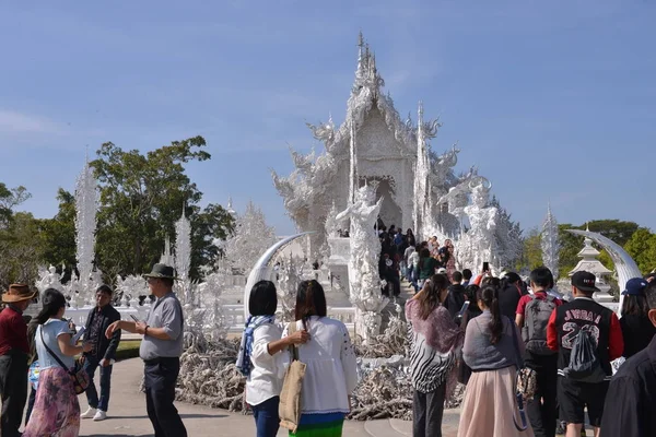 Wat Rong Khun, witte tempel in Thailand met toeristen — Stockfoto