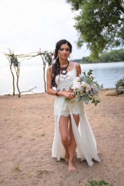 Düğün Boho tarzında. Düğün dekorasyon ve bir törenle denize yakın