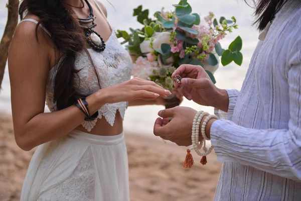 Boda al estilo del Boho. decoración de la boda y una ceremonia cerca del mar — Foto de Stock