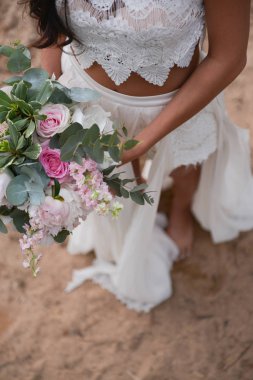 Onu boho düğün buket tutan gelin.