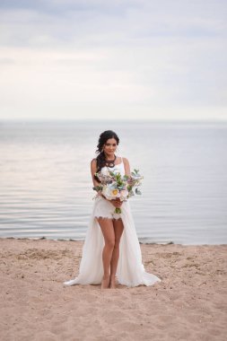 boho tarzı sahilde denize sıfır bir düğün buketi gelin