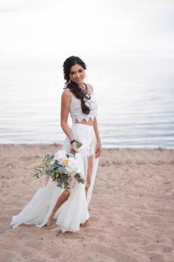 boho tarzı sahilde denize sıfır bir düğün buketi gelin