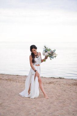 boho tarzı sahilde denize sıfır bir düğün buketi gelin