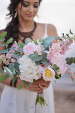 boho tarzı sahilde denize sıfır bir düğün buketi gelin