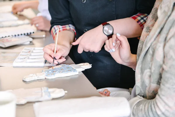 Clase magistral pintura galletas de jengibre conejo de Pascua —  Fotos de Stock