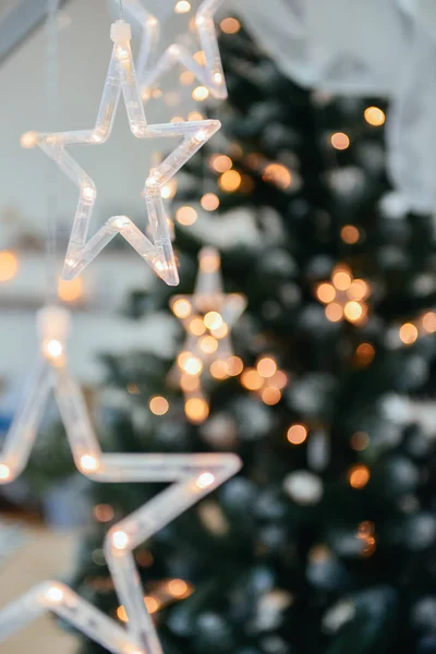 Новогодний фон со звездами на фоне елки — стоковое фото