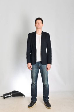 genç adam, adam duygusal olarak izole stüdyoda - poz