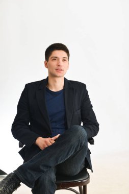 genç adam, adam duygusal olarak izole stüdyoda - poz
