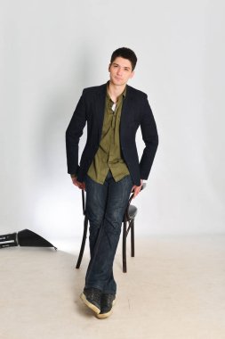 genç adam, adam duygusal olarak izole stüdyoda - poz