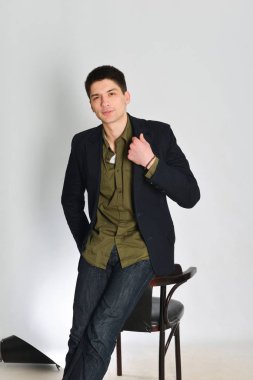 genç adam, adam duygusal olarak izole stüdyoda - poz