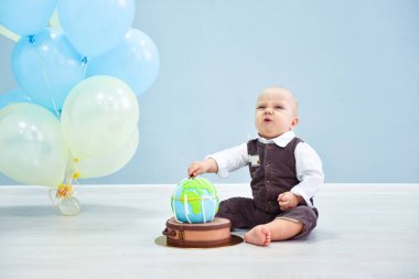 ilk doğum günü. Pastayı, şut tematik bir doğum günü - seyahat, gezi. Küre.