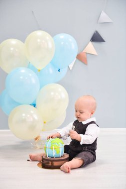 ilk doğum günü. Pastayı, şut tematik bir doğum günü - seyahat, gezi. Küre.