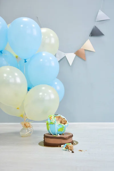 Перший день народження. розбити торт, тематичний день народження подорож, подорож. глобус . — стокове фото